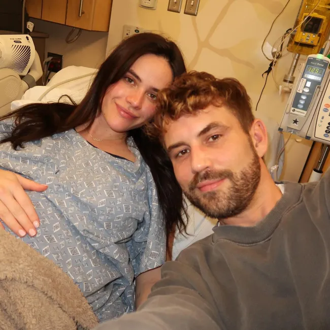 Nick Viall y Natalie Joy en una habitación de hospital.