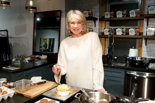 Martha Stewart cocina en una cocina.