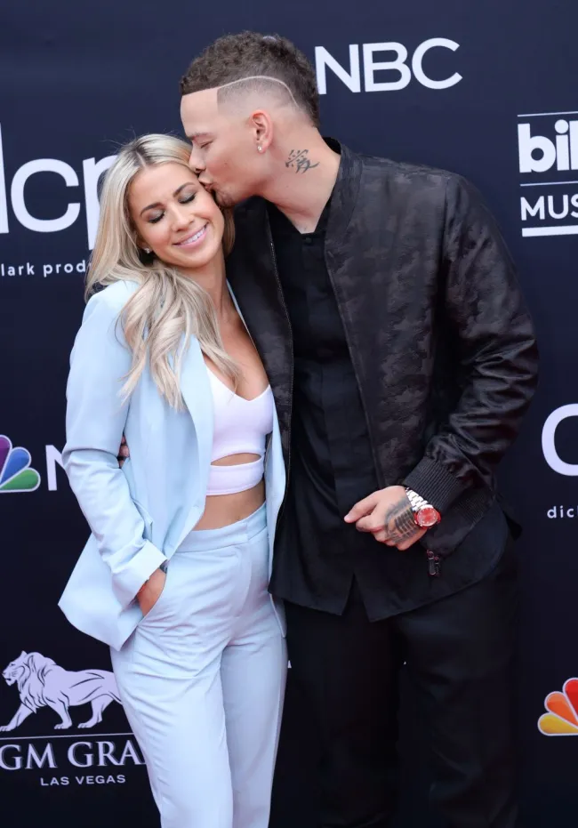 Kane Brown besando a Katelyn Jae Brown en los Billboard Music Awards 2019.