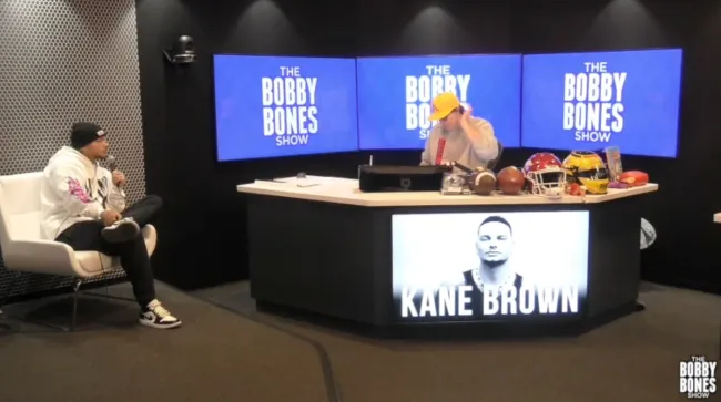 Kane Brown durante una entrevista.