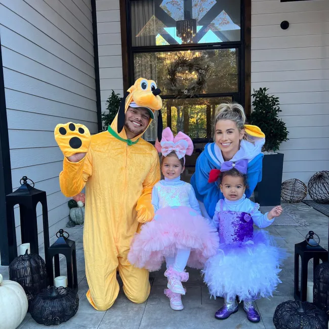 Kane Brown y Katelyn Jae Brown con sus hijos disfrazados de Halloween.