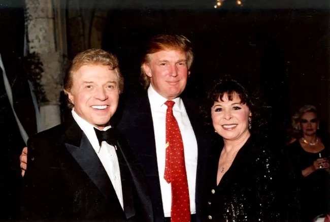 Steve Lawrence y Eydie Gorme con Donald Trump