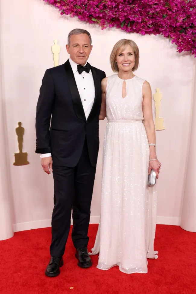 Bob Iger y su esposa Willow Bay en los Oscar
