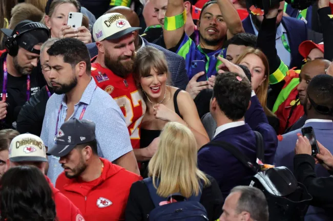 Travis Kelce y Taylor Swift abrazándose después de su victoria en el Super Bowl 2024
