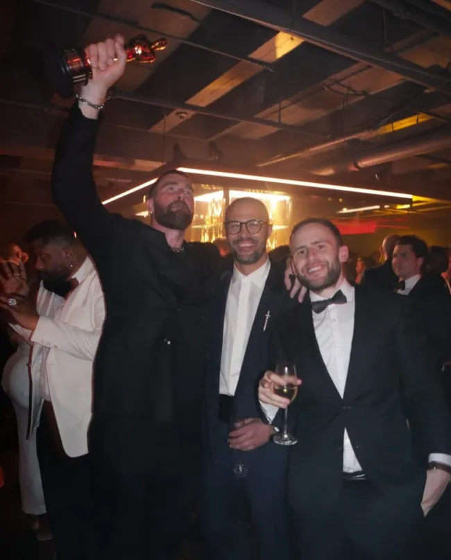 Travis Kelce divirtiéndose en la fiesta post-Oscars de Beyoncé y Jay-Z