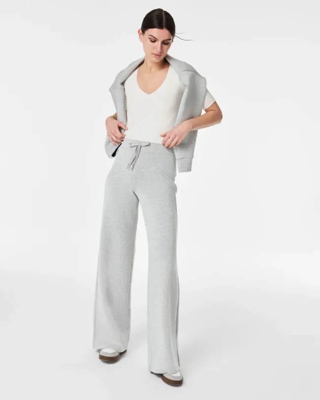 Un modelo con un pantalón ancho gris.