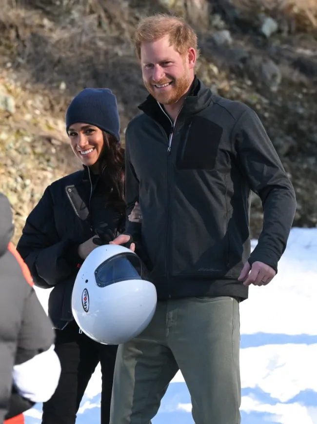 El príncipe Harry y Meghan Markle con ropa de invierno.