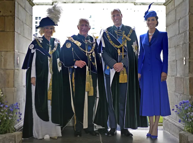 De izquierda a derecha, la Reina Camilla, el Rey Carlos III de Gran Bretaña, el Príncipe Guillermo y Kate, Princesa de Gales, de pie en el Palacio de Holyroodhouse, después del Servicio Nacional de Acción de Gracias y Dedicación al Rey Carlos III y la Reina Camilla, y la presentación de los Honores. de Escocia, en Edimburgo.
