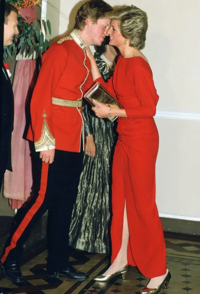 Diana, Princesa de Gales besando a su hermano, el Conde Charles Spencer.