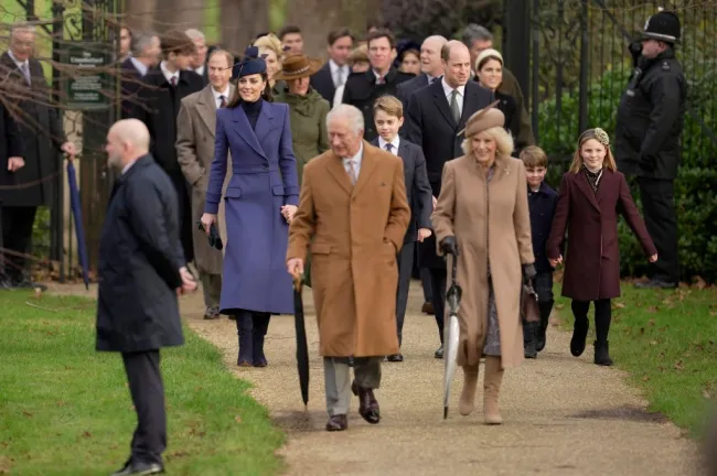 Kate Middleton caminando detrás del rey Carlos