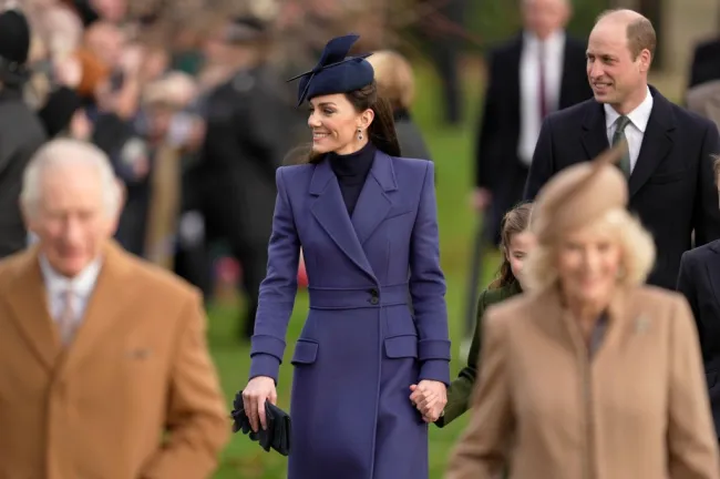 Kate Middleton y el príncipe William caminando detrás del rey Carlos y la reina Camilla.