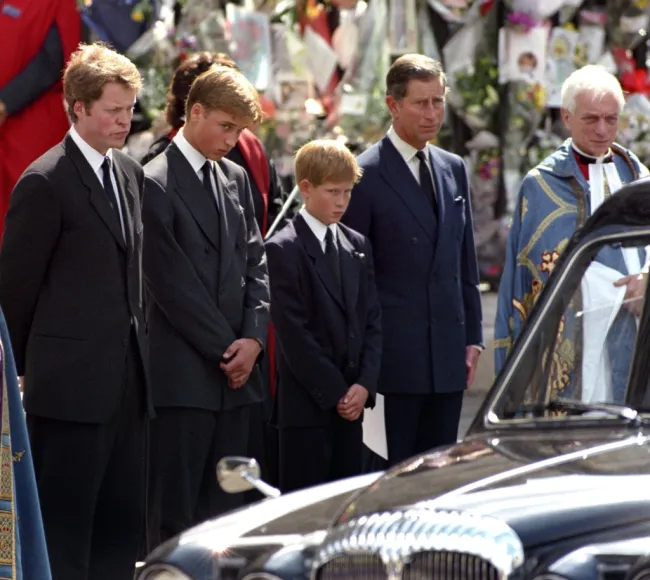 Charles Spencer, el príncipe Wililam, el príncipe Harry y el rey Carlos III en el funeral de la princesa Diana