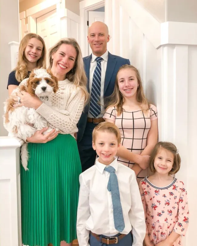 Ruby Franke y su marido con sus hijos y su perro.