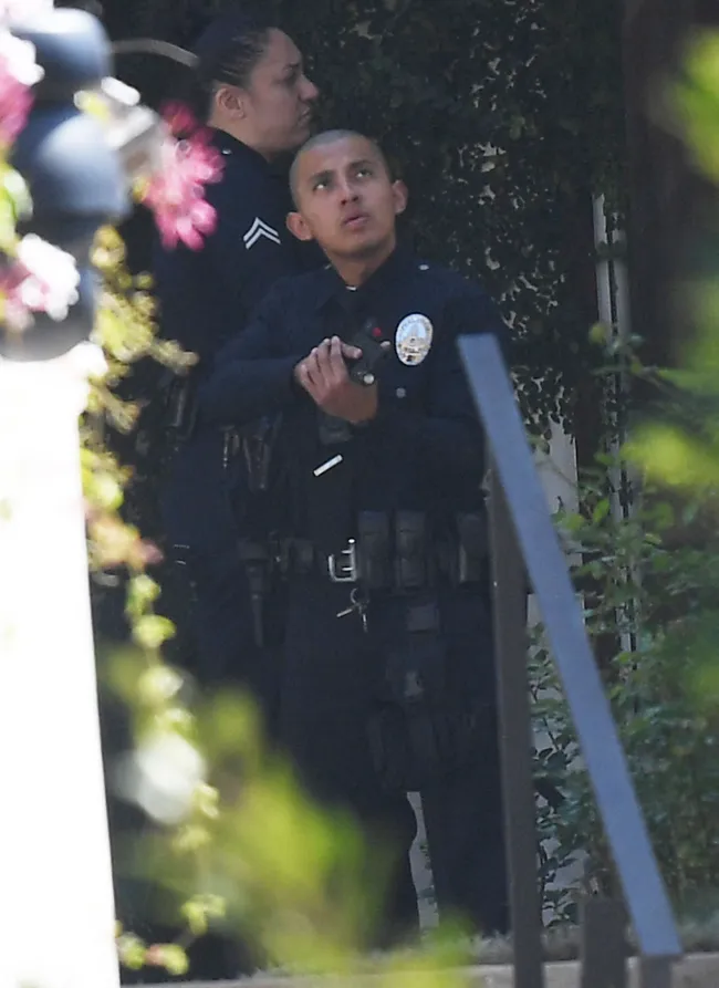 un oficial de policía con arma de fuego