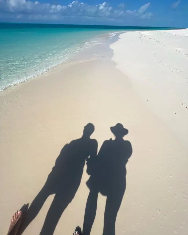 Las sombras de Brock Purdy y Jenna Brandt en la playa.
