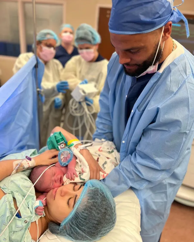 Dak Prescott y Sarah Jane Ramos con su bebé en el hospital.