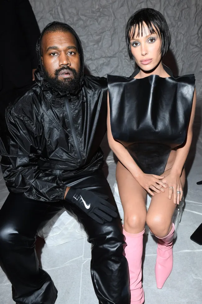 Kanye West y Bianca Censori asisten al desfile de modas Otoño/Invierno 2024 de Marni.