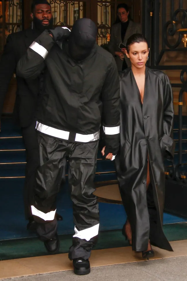 Kanye West y Bianca Censori saliendo de su hotel durante la Semana de la Moda de París.