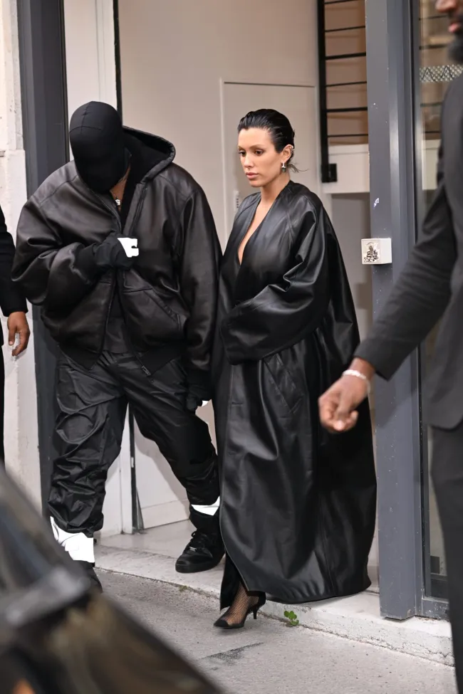 Kanye West y Bianca Censori combinan atuendos completamente negros.