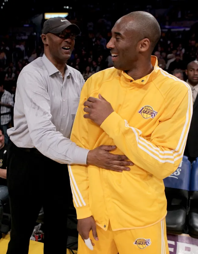 Kobe Bryant riendo con su padre, Joe Bryant, en 2010.