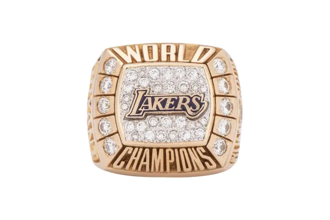 El anillo de campeonato de la NBA de 2000 que Kobe Bryant le regaló a su padre, Joe Bryant.
