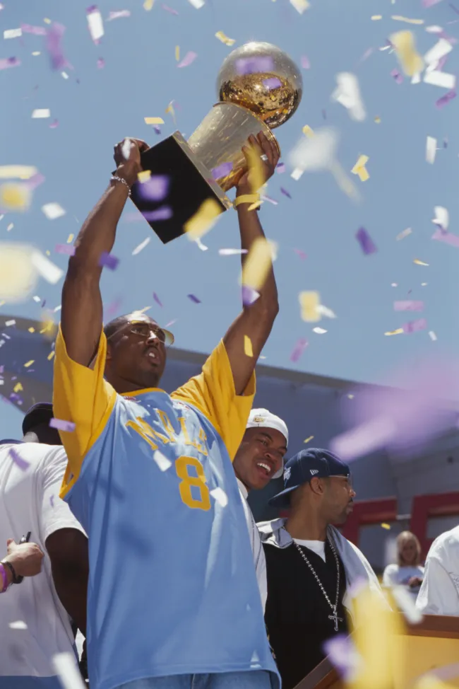 Kobe Bryant celebra el tercer campeonato consecutivo de la NBA de los Lakers en el Staples Center.