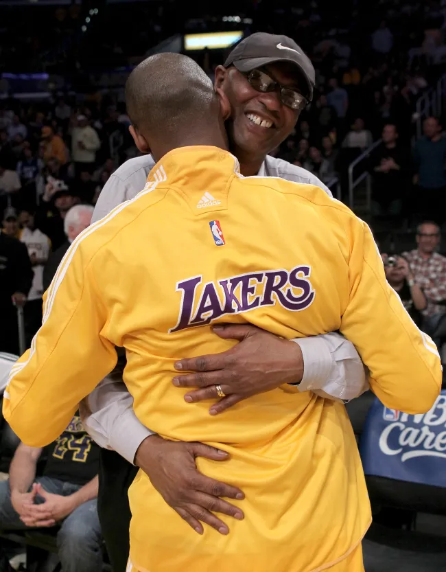 Kobe Bryant abrazando a su padre, Joe Bryant, en 2010.