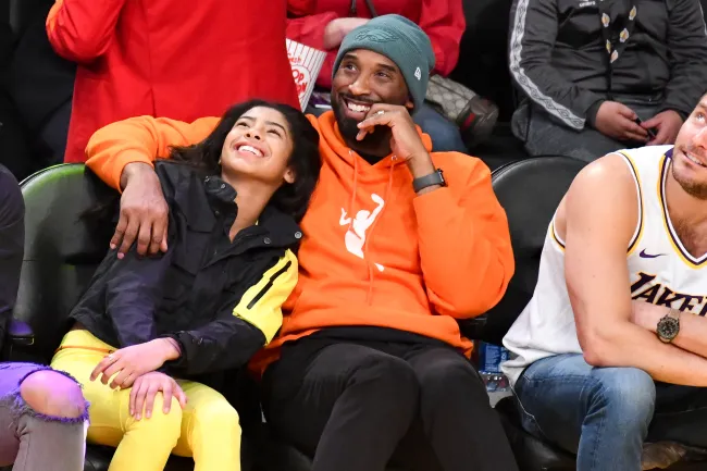 Kobe Bryant y Gianna Bryant en un partido en 2019.