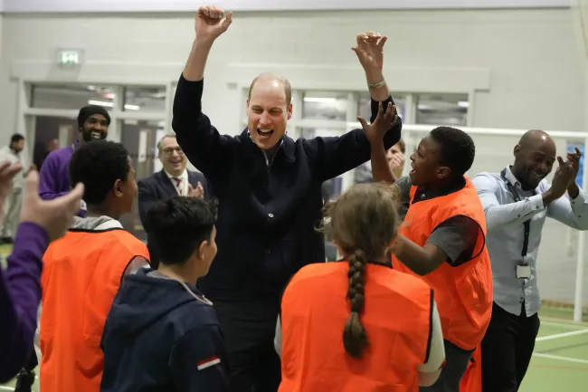 El Príncipe William visita un centro juvenil en Londres.