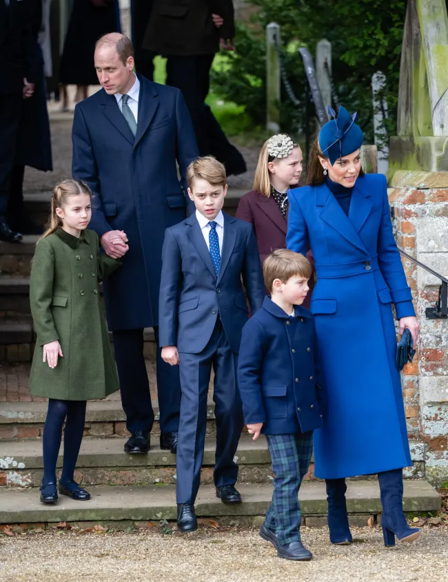 La Princesa Carlota de Gales, el Príncipe Guillermo, el Príncipe de Gales, el Príncipe Jorge de Gales, el Príncipe Luis de Gales y Catalina, Princesa de Gales, asisten al servicio matutino de Navidad en la Iglesia de Sandringham.