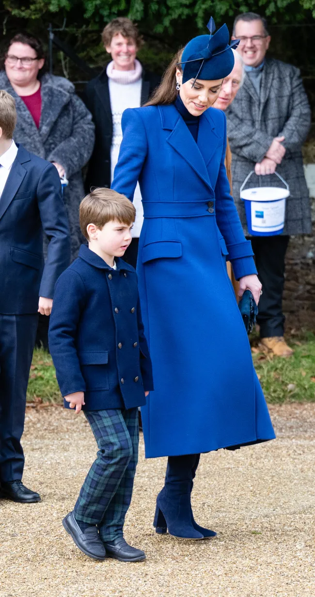 El Príncipe Luis de Gales y Catalina, Princesa de Gales, asisten al servicio matutino de Navidad en la Iglesia de Sandringham el 25 de diciembre de 2023.