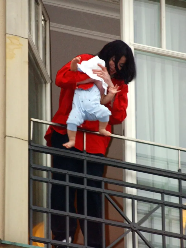 Michael Jackson y su hijo menor cuando era bebé