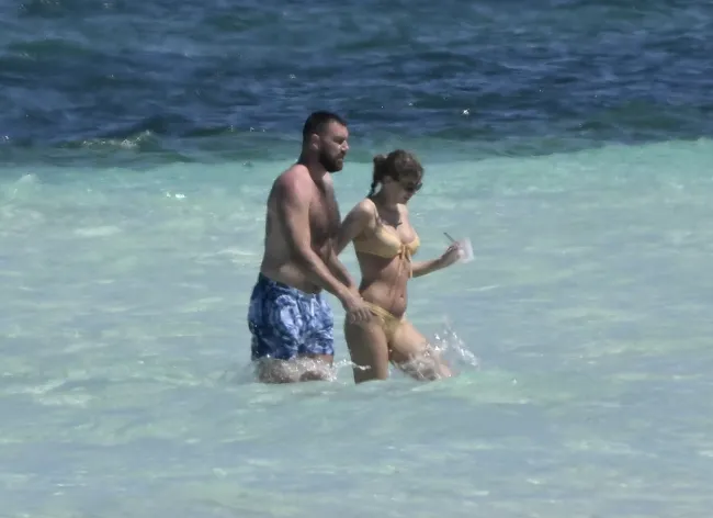 Taylor Swift y Travis Kelce de vacaciones en Harbour Island, Bahamas