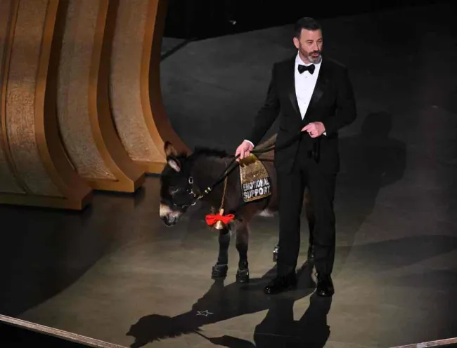 Jimmy Kimmel con un burro en los Oscar 2023.