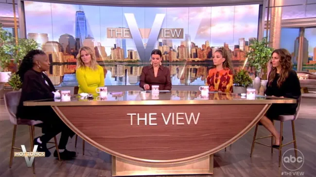Los presentadores de 'The View' se sientan a la mesa durante el episodio del lunes por la mañana