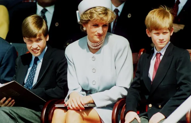 El príncipe William y el príncipe Harry con la princesa Diana en 1995.