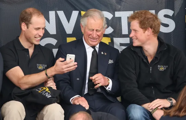 El Príncipe Harry y el Príncipe William con el Rey Carlos III.