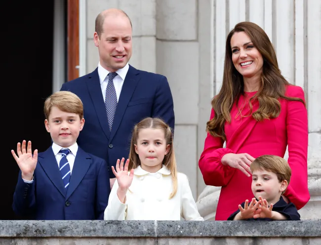 El príncipe William, Kate Middleton y sus tres hijos en el balcón del Palacio de Buckingham en 2022.