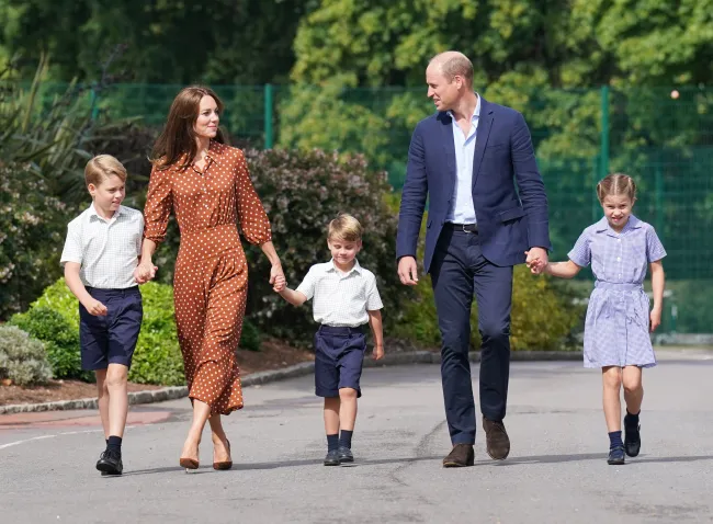 Kate Middleton y el príncipe William tomados de la mano de sus hijos.