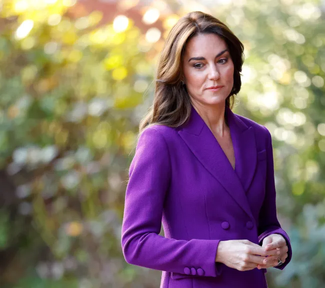Kate Middleton con un top morado.