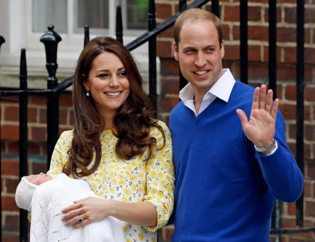 Kate Middleton y el príncipe William con la recién nacida Charlotte
