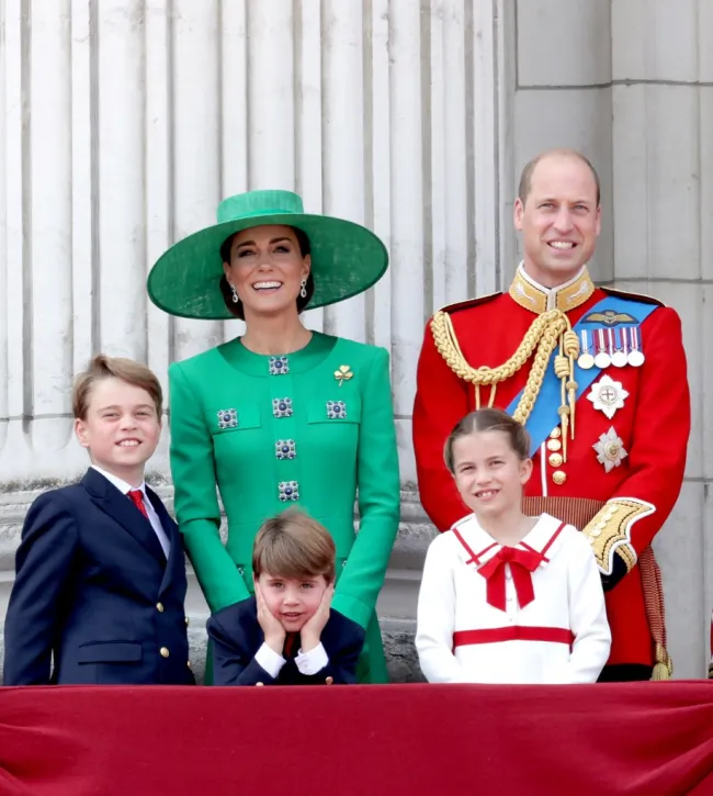 Kate Middleton, el príncipe Guillermo y sus tres hijos en un balcón.