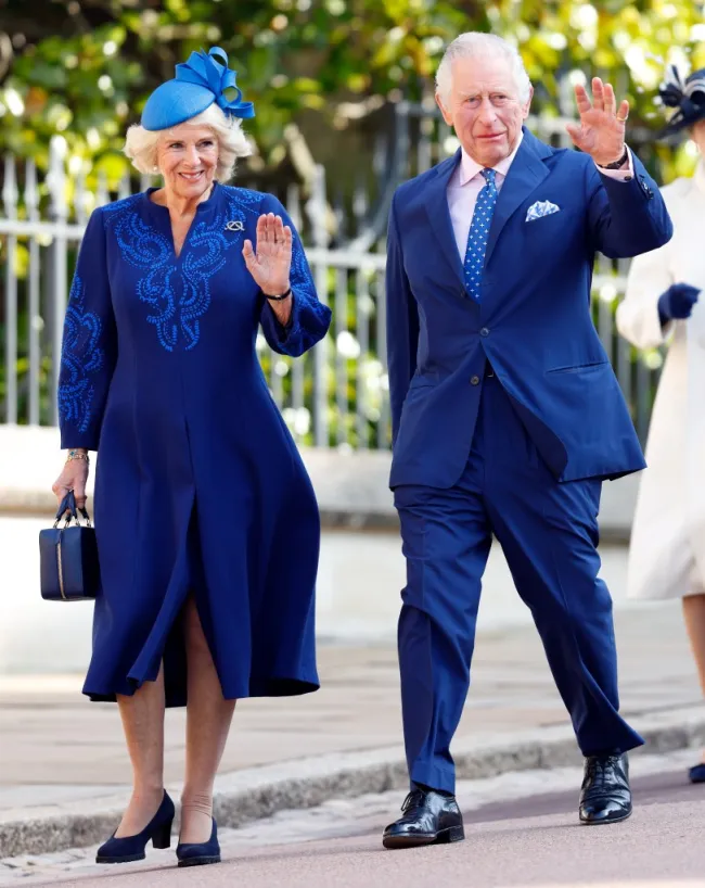 El rey Carlos y la reina Camilla sonriendo y saludando