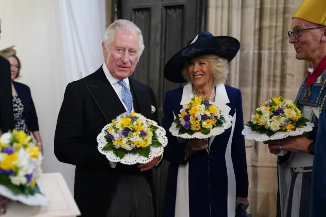 El rey Carlos y la reina Camilla sonriendo