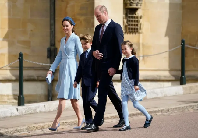 El príncipe William y Kate Middleton con sus hijos