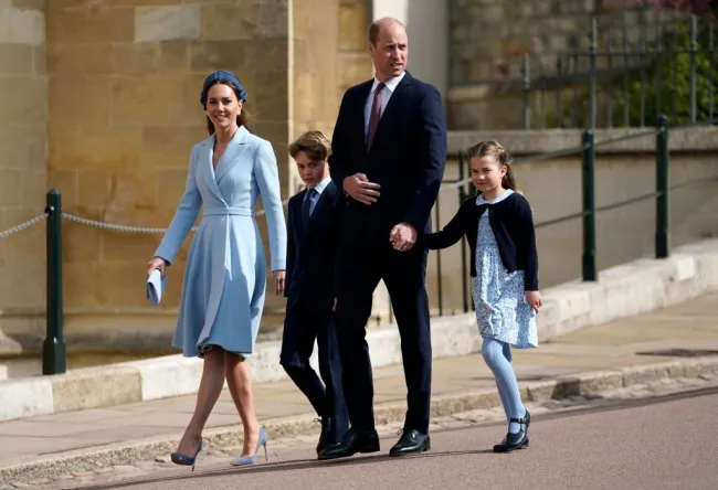 El príncipe William y Kate Middleton con sus hijos