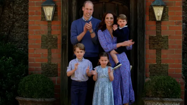 Kate Middleton y el príncipe William con sus hijos.