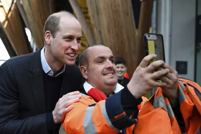 El príncipe William se toma una selfie con un fan.