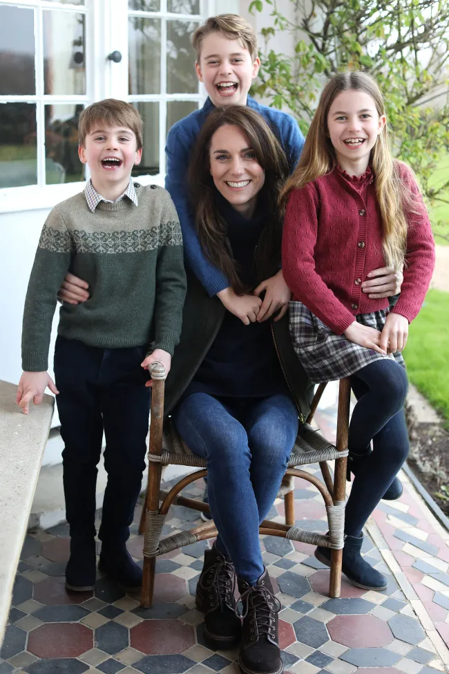 Kate Middleton posando con sus hijos.
