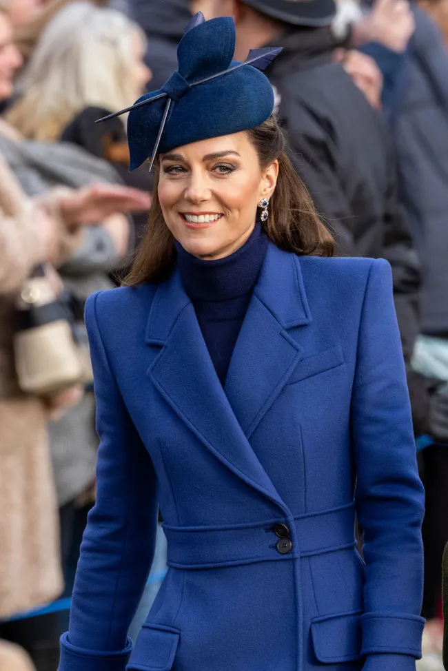 Kate Middleton con un traje azul.